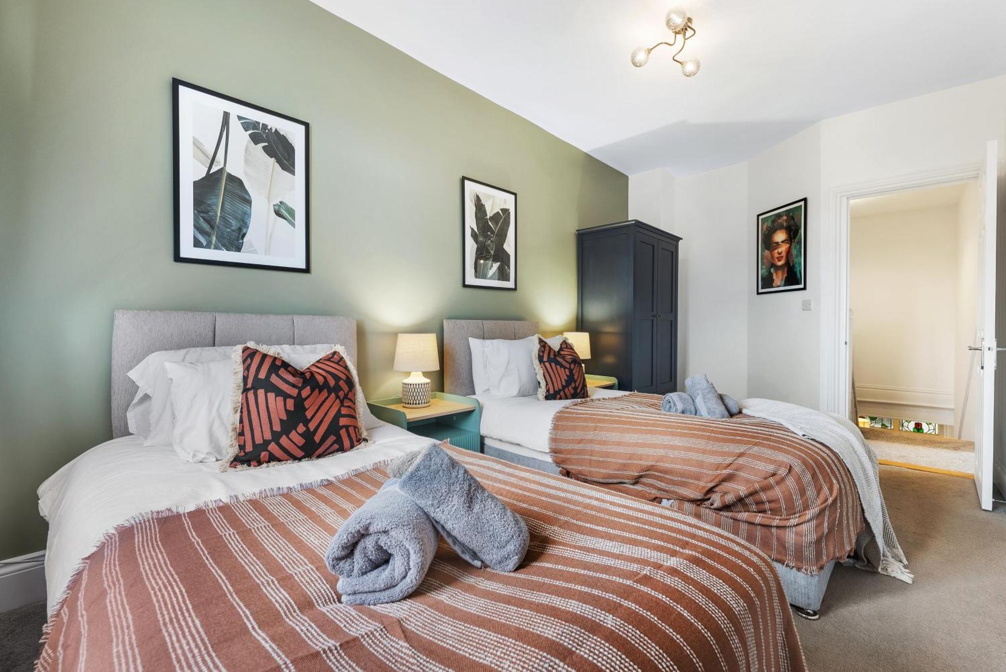 Long Term And Summer Special Offer! 5-Bedroom Spacious, Stunning Design, Sociable Areas & Cosy House Near South Downs Park, Sleeps 11 With Games Room, Private Parking And Garden- By Blue Puffin Stays Waterlooville Extérieur photo