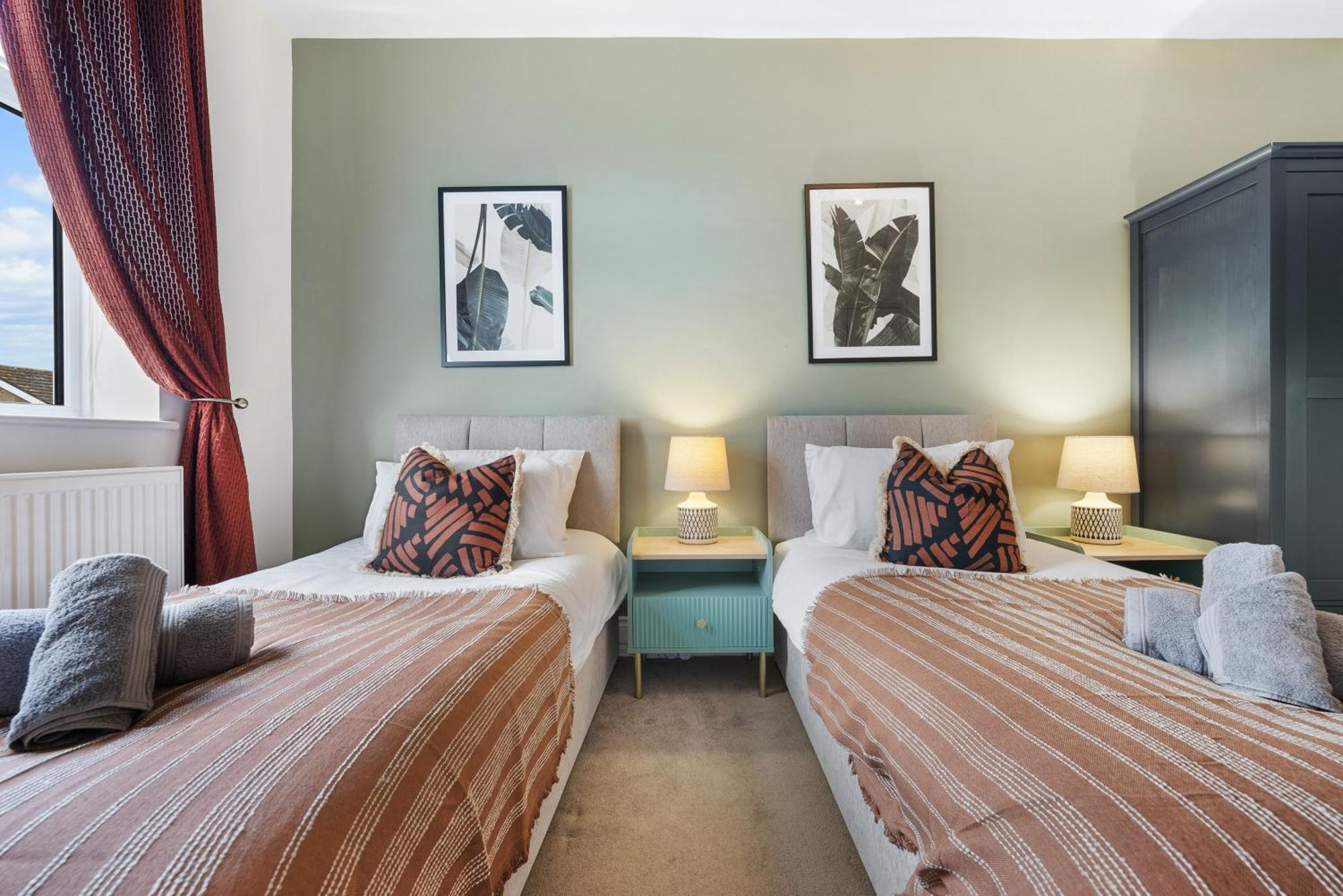 Long Term And Summer Special Offer! 5-Bedroom Spacious, Stunning Design, Sociable Areas & Cosy House Near South Downs Park, Sleeps 11 With Games Room, Private Parking And Garden- By Blue Puffin Stays Waterlooville Extérieur photo