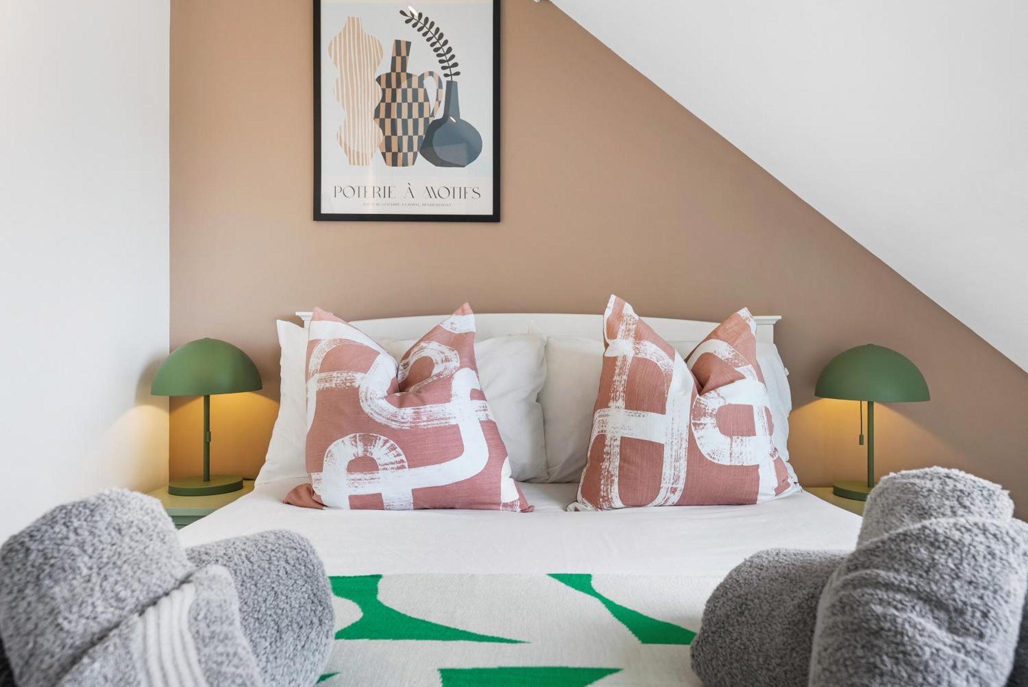 Long Term And Summer Special Offer! 5-Bedroom Spacious, Stunning Design, Sociable Areas & Cosy House Near South Downs Park, Sleeps 11 With Games Room, Private Parking And Garden- By Blue Puffin Stays Waterlooville Extérieur photo