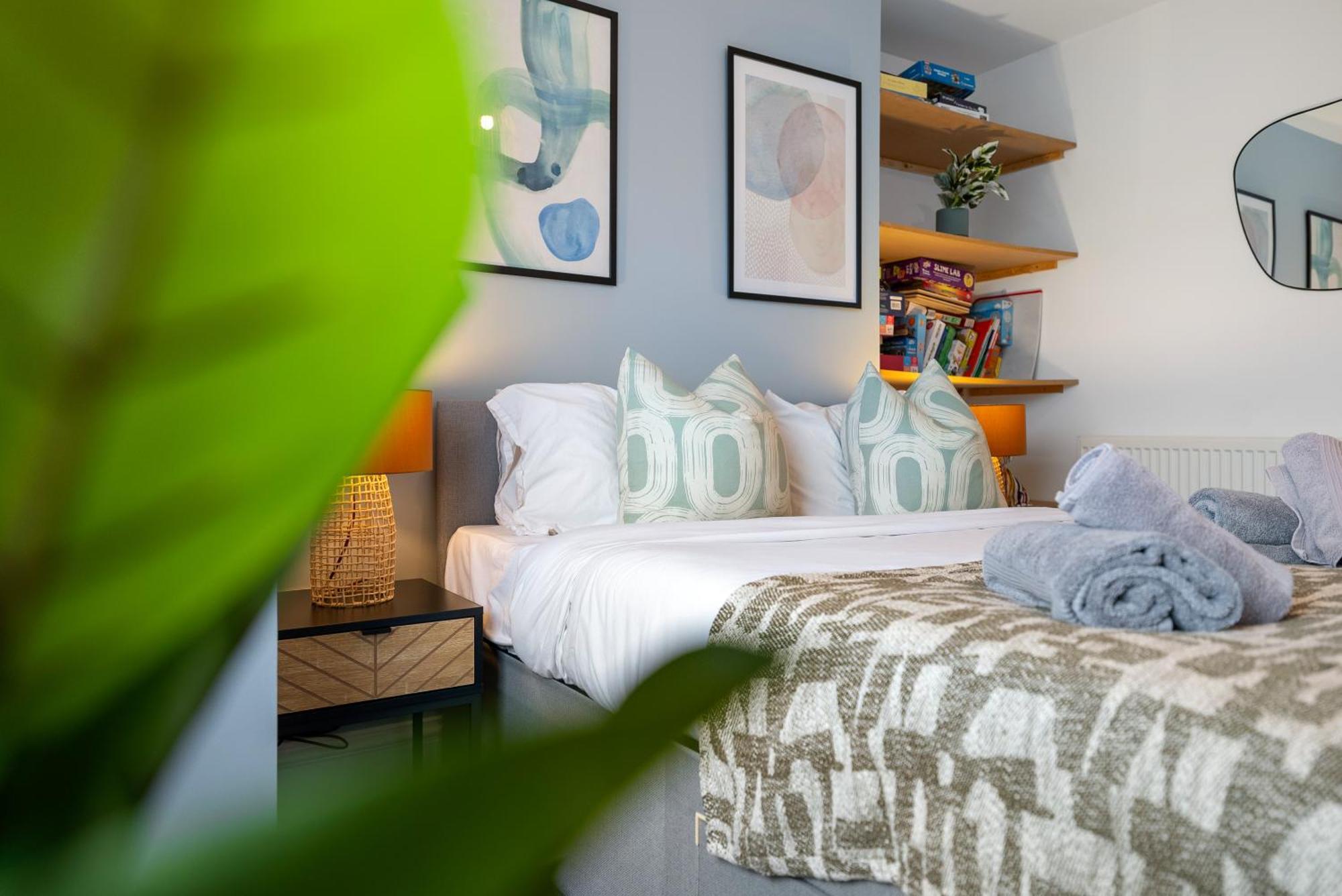 Long Term And Summer Special Offer! 5-Bedroom Spacious, Stunning Design, Sociable Areas & Cosy House Near South Downs Park, Sleeps 11 With Games Room, Private Parking And Garden- By Blue Puffin Stays Waterlooville Extérieur photo