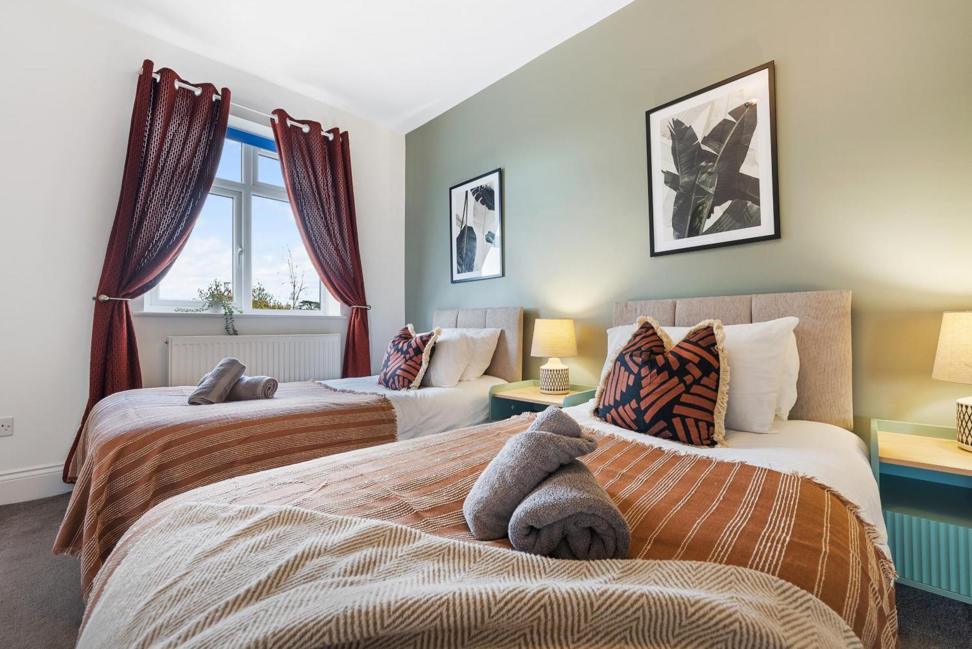 Long Term And Summer Special Offer! 5-Bedroom Spacious, Stunning Design, Sociable Areas & Cosy House Near South Downs Park, Sleeps 11 With Games Room, Private Parking And Garden- By Blue Puffin Stays Waterlooville Extérieur photo