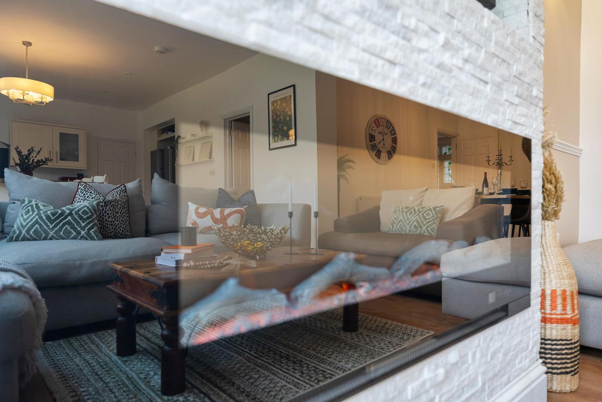 Long Term And Summer Special Offer! 5-Bedroom Spacious, Stunning Design, Sociable Areas & Cosy House Near South Downs Park, Sleeps 11 With Games Room, Private Parking And Garden- By Blue Puffin Stays Waterlooville Extérieur photo